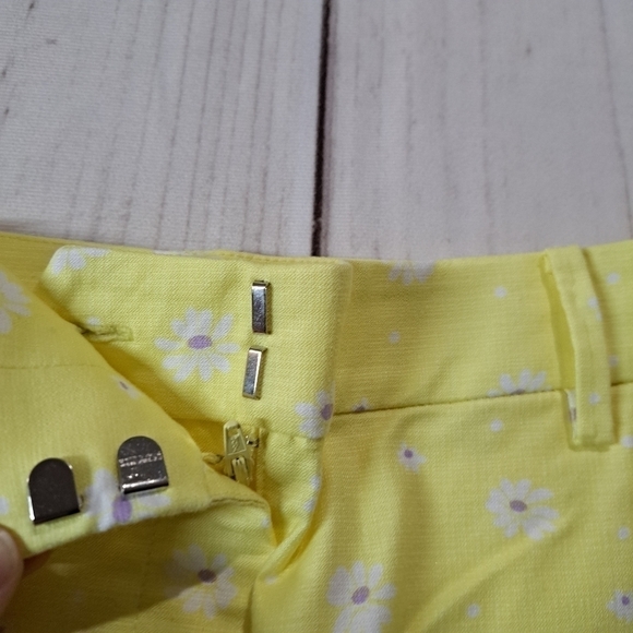 LOFT The Riviera Short Yellow With Flowers Size 8P - Picture 3 of 12